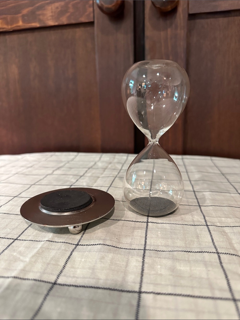 Magnetic base and hourglass • 30 second timer • use with or without base • glass